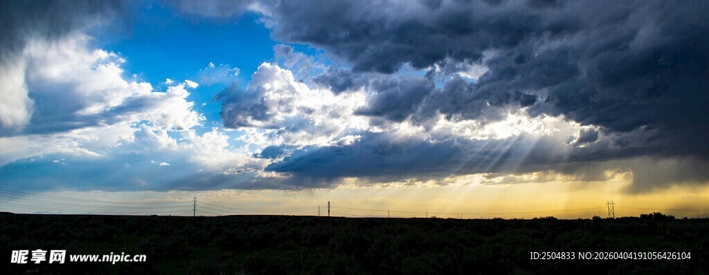 壮丽天空下的广阔原野
