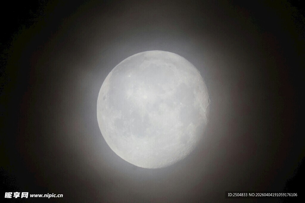 夜空中的皎洁明月