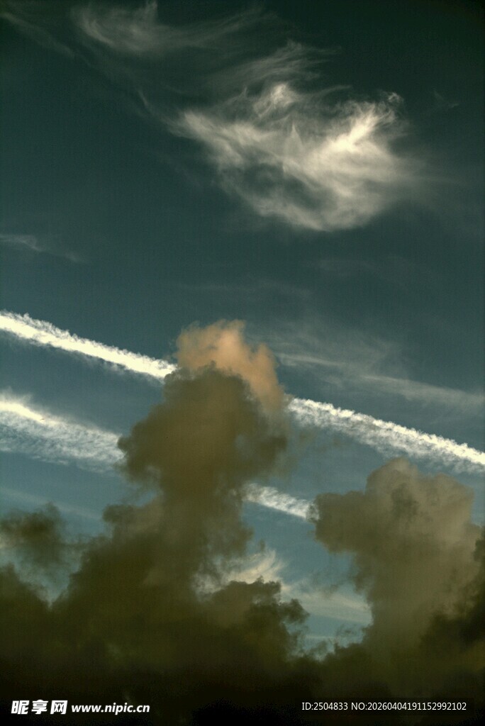 天空中飞机云与积云景观