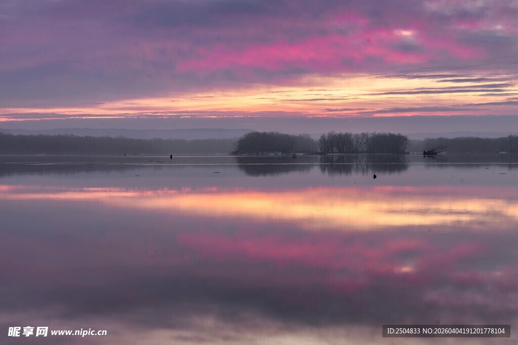 梦幻湖面的绚丽霞光