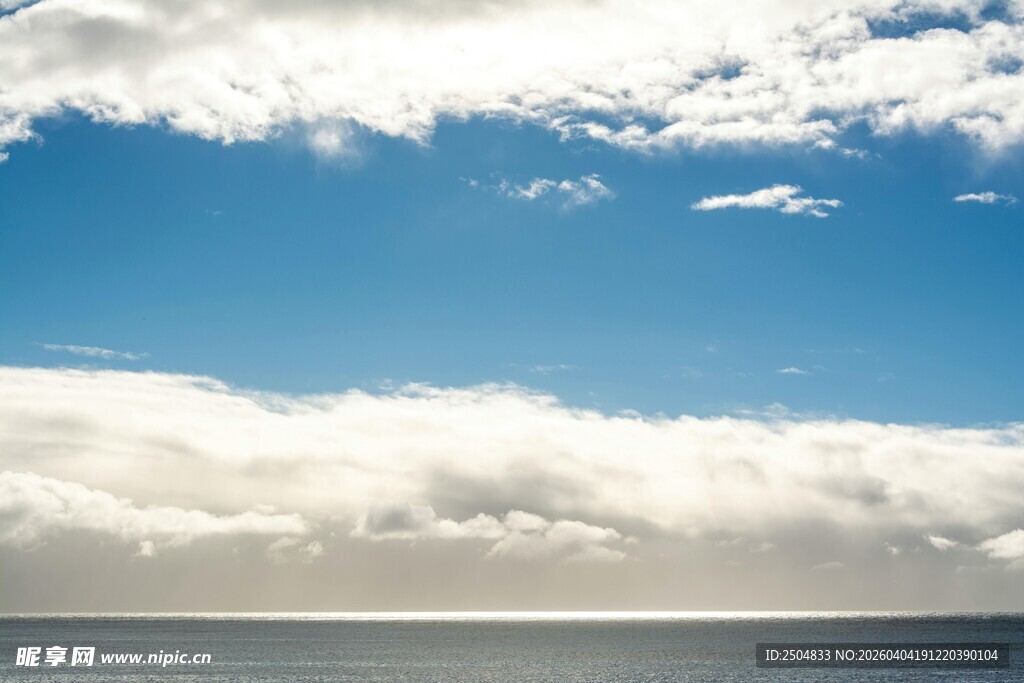 蓝天云海景观图