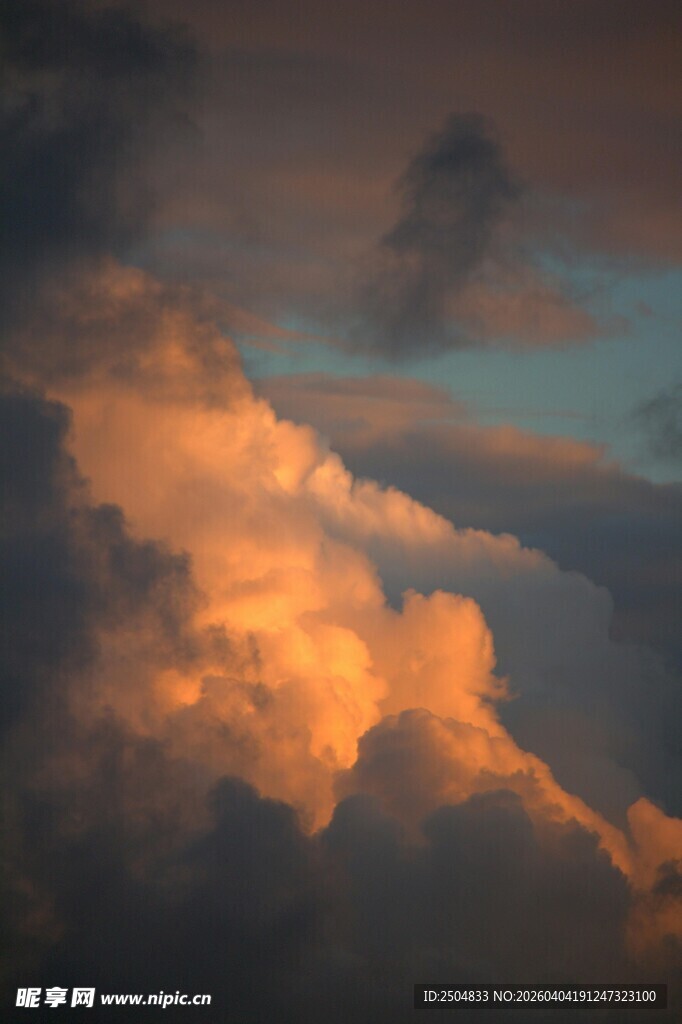 绚丽晚霞中的壮观云朵