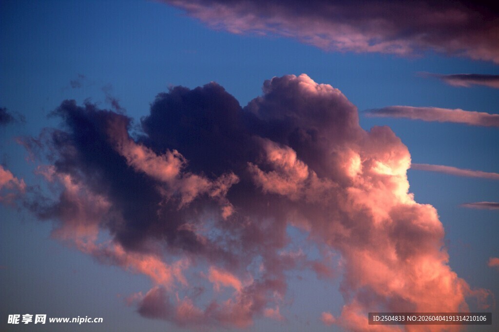 绚丽晚霞中的奇幻云朵