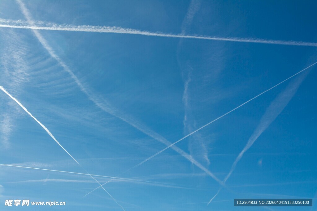 蓝天中的飞机尾迹线条