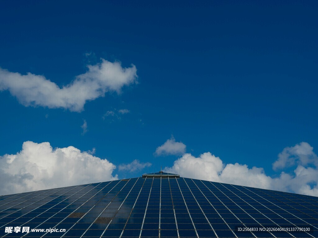 蓝天之下的光伏板景观