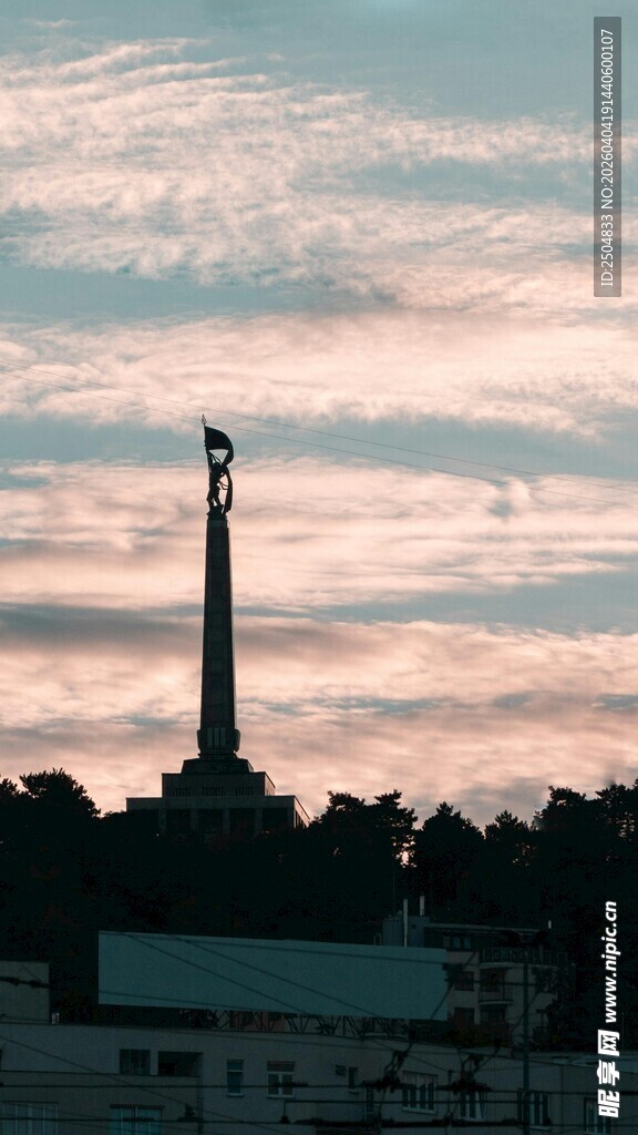 夕阳下的纪念碑剪影