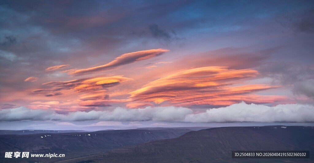绚丽晚霞下的壮阔云海