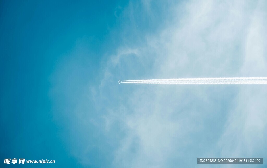 蓝天中飞机留下的航迹