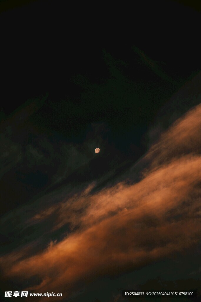 夜空下的绚烂云彩与星辰