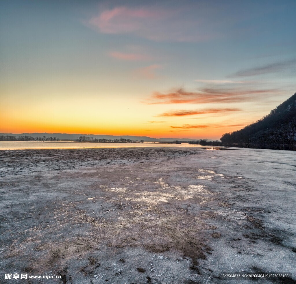 冰封湖面的绝美日落景象