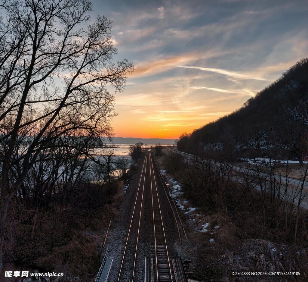 夕阳下的铁轨与冬日景致