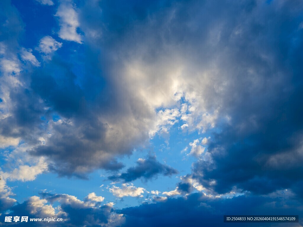 壮丽蓝天与云朵景观