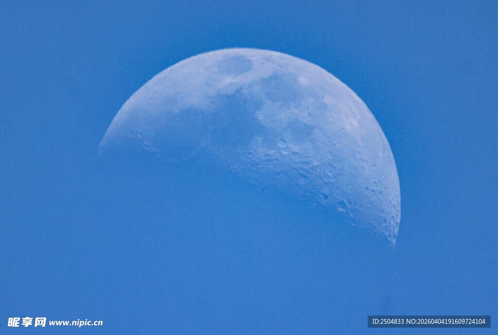 蓝天下的半圆月亮