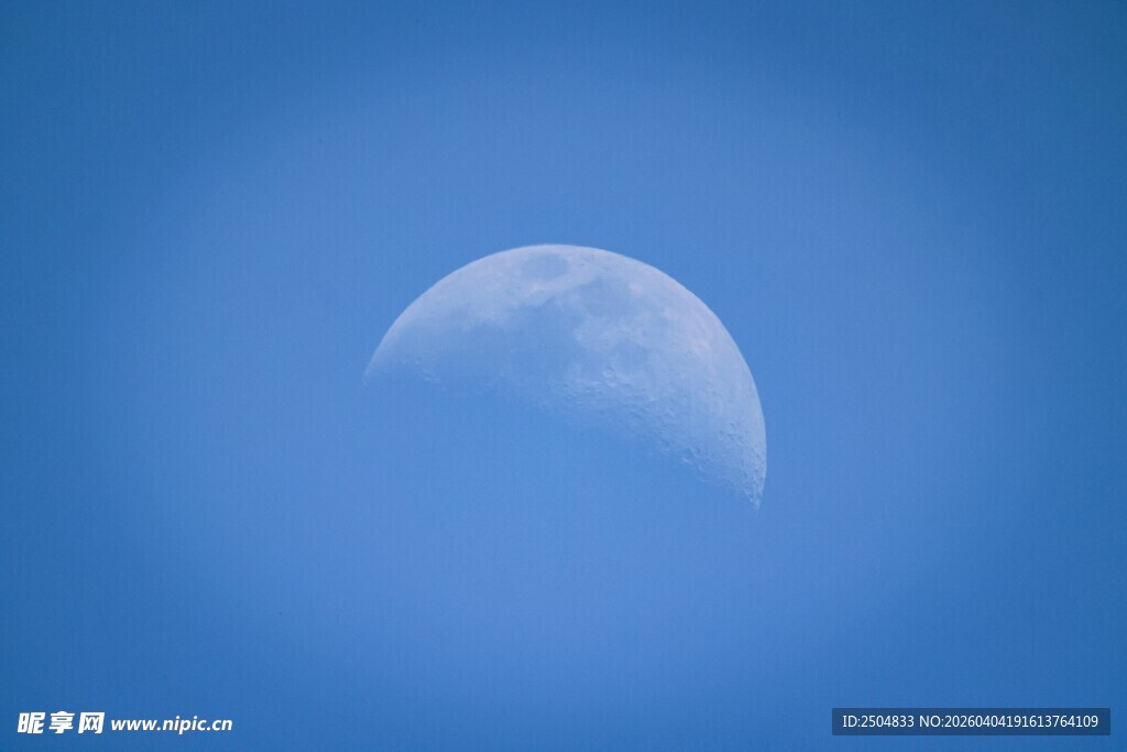 蓝天下的半圆月亮