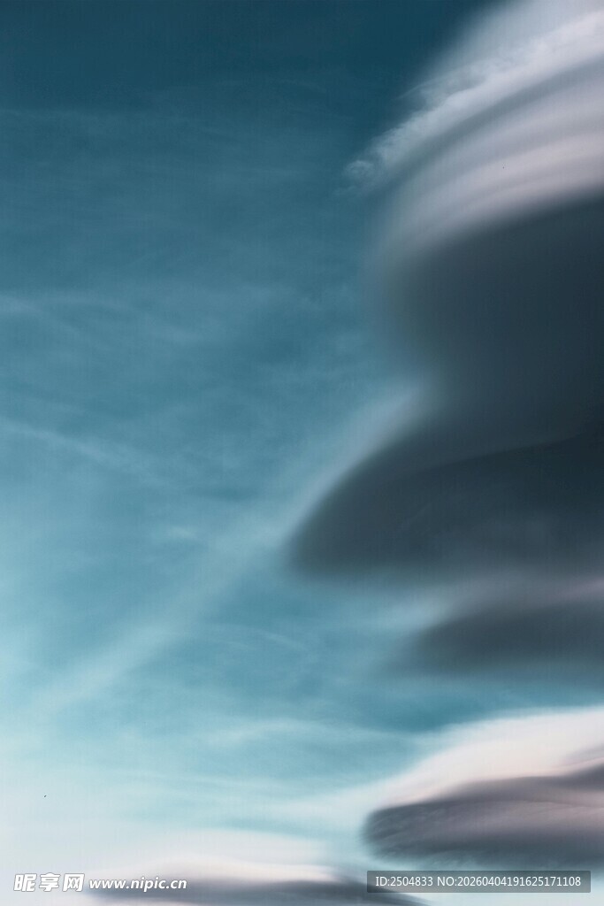 梦幻天空中的奇异云彩