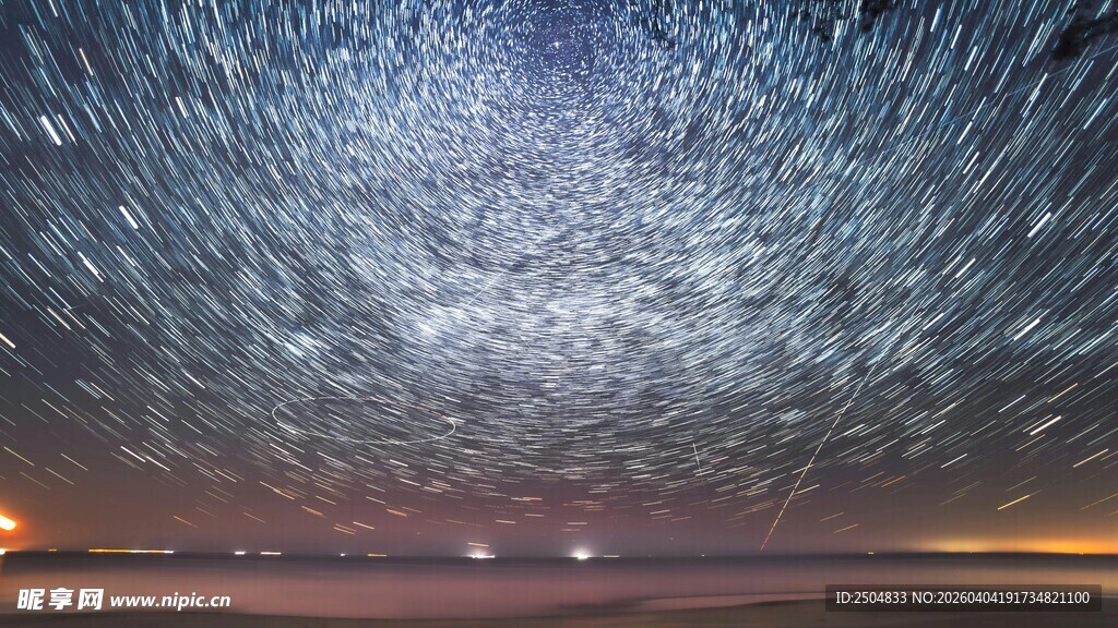 星轨夜空下的静谧大地