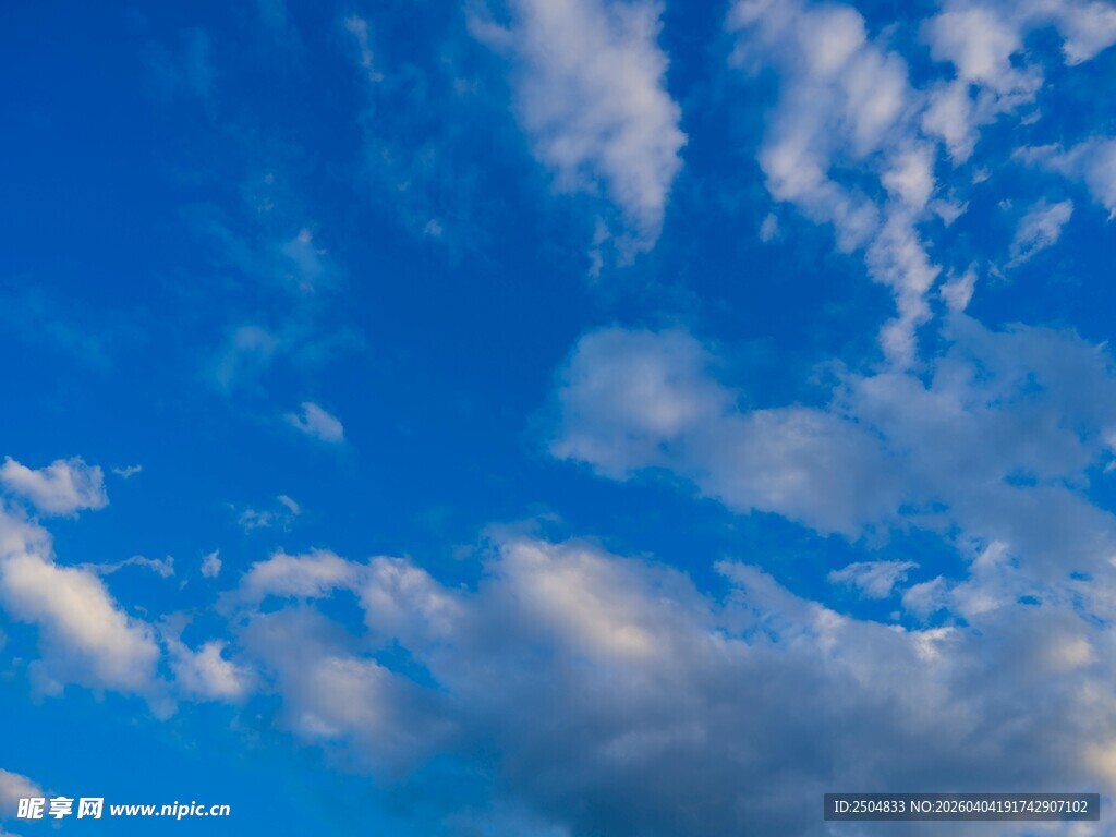 蓝天飘着朵朵白云