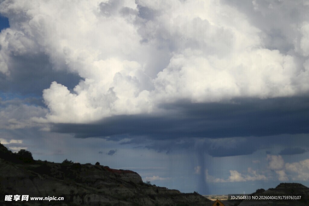 壮观积雨云中现雨幡景观