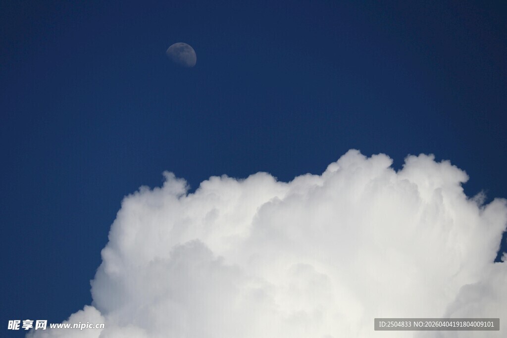 蓝天下的云朵与月亮