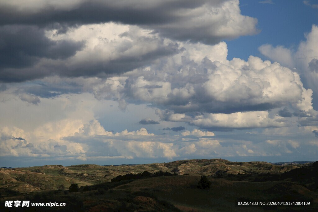 草原上的壮丽云层景观