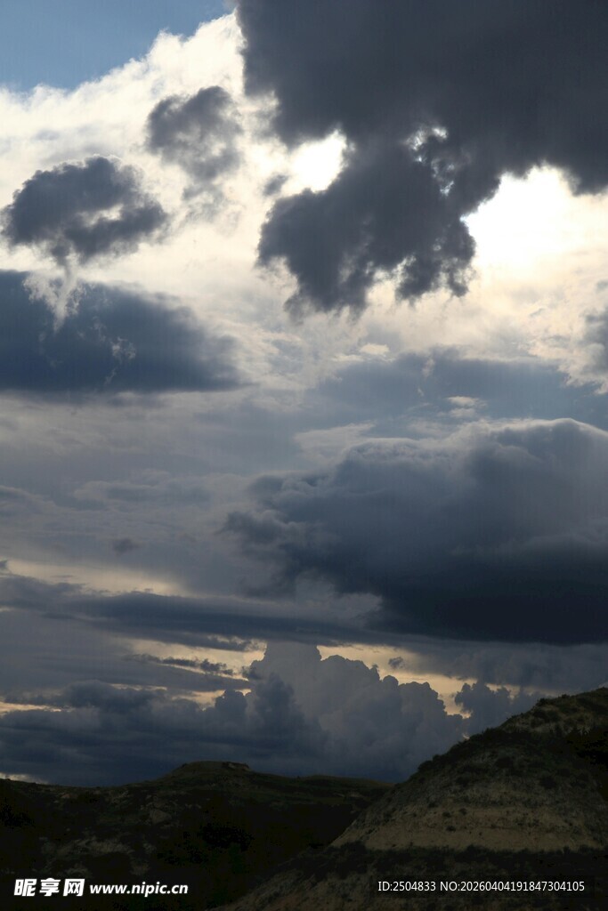 天空中厚重云层的壮丽景象
