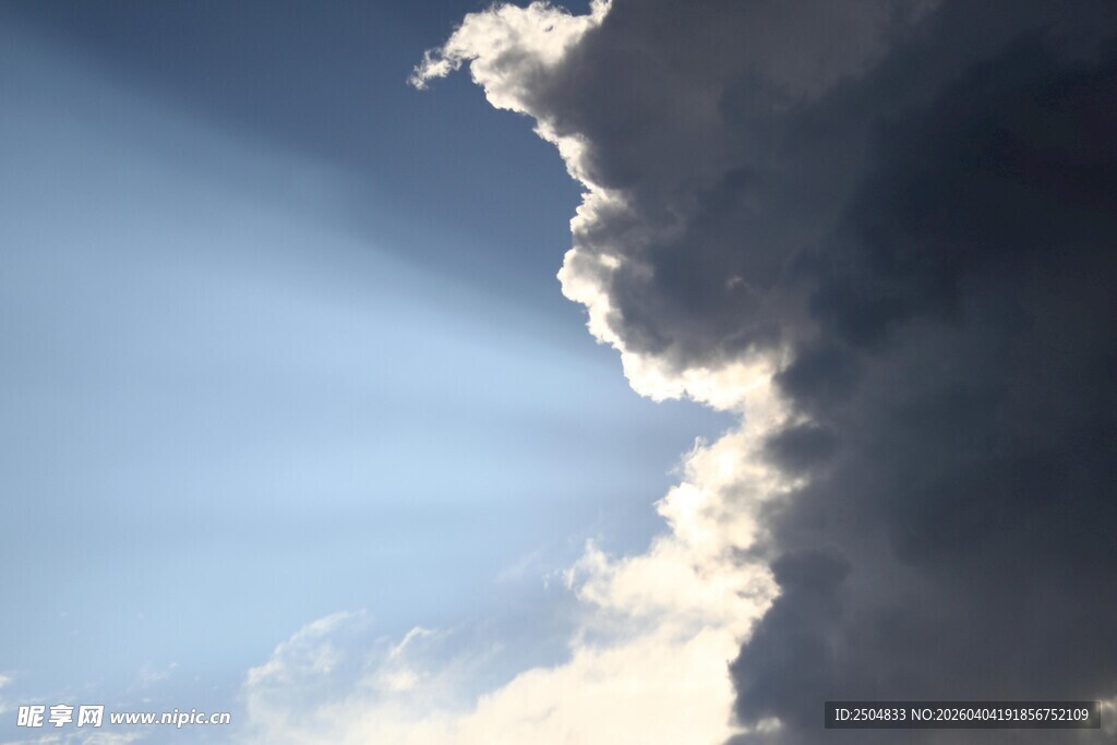 阳光穿透乌云景象