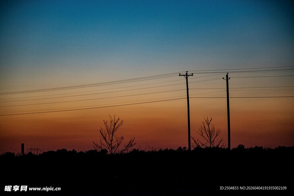 黄昏下的电线杆与天际线