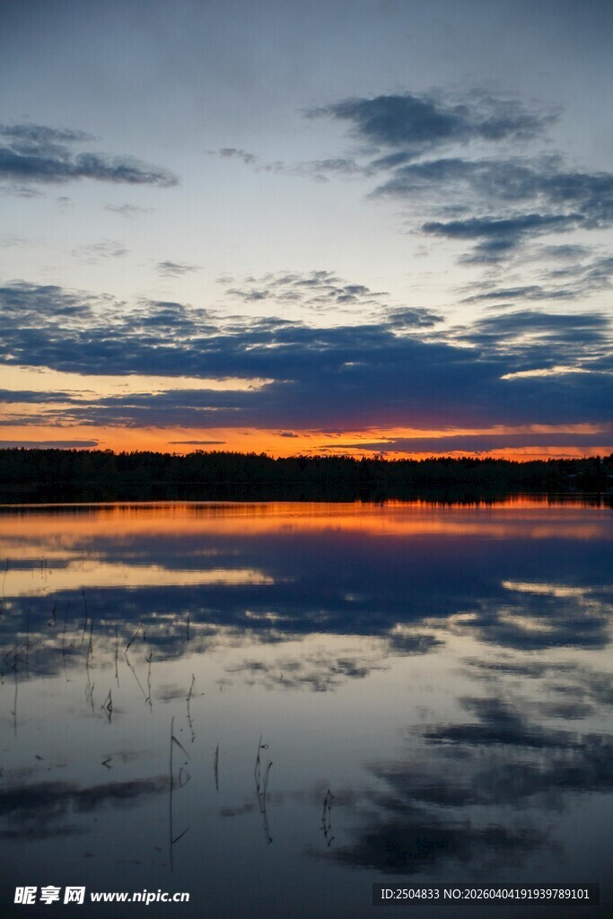 湖畔晚霞倒影