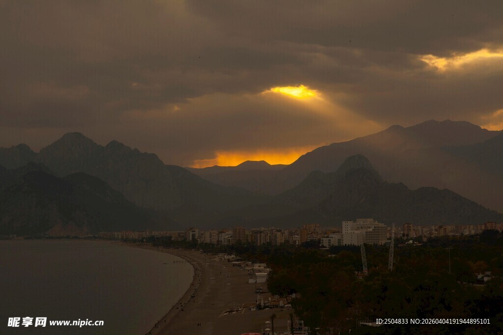 黄昏下的山水壮丽景观