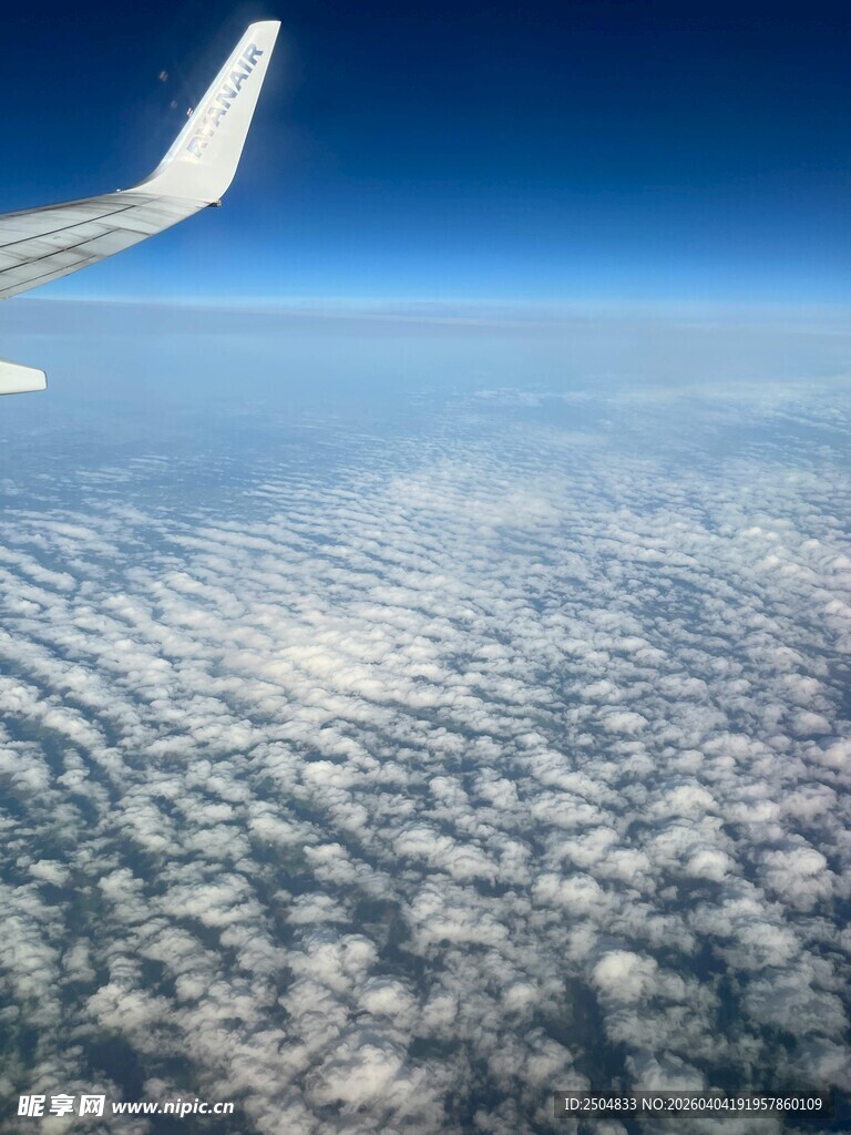 高空俯瞰云海中的飞机