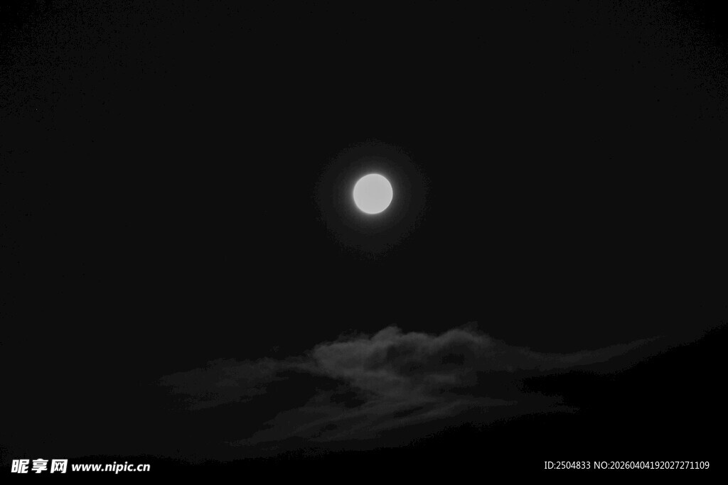 夜空明月伴云景