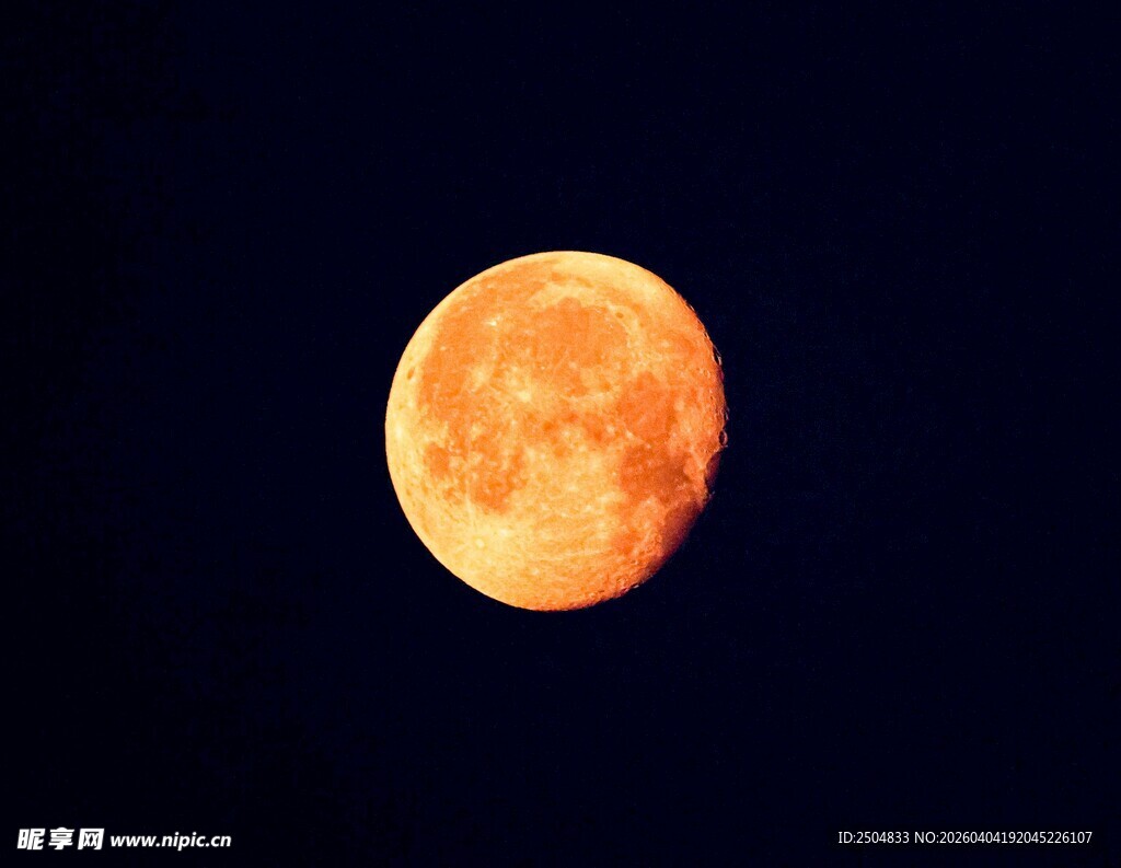 夜空中的一轮橙红满月