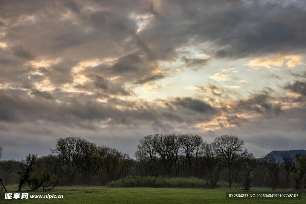 黄昏时分的田野与绚烂云彩