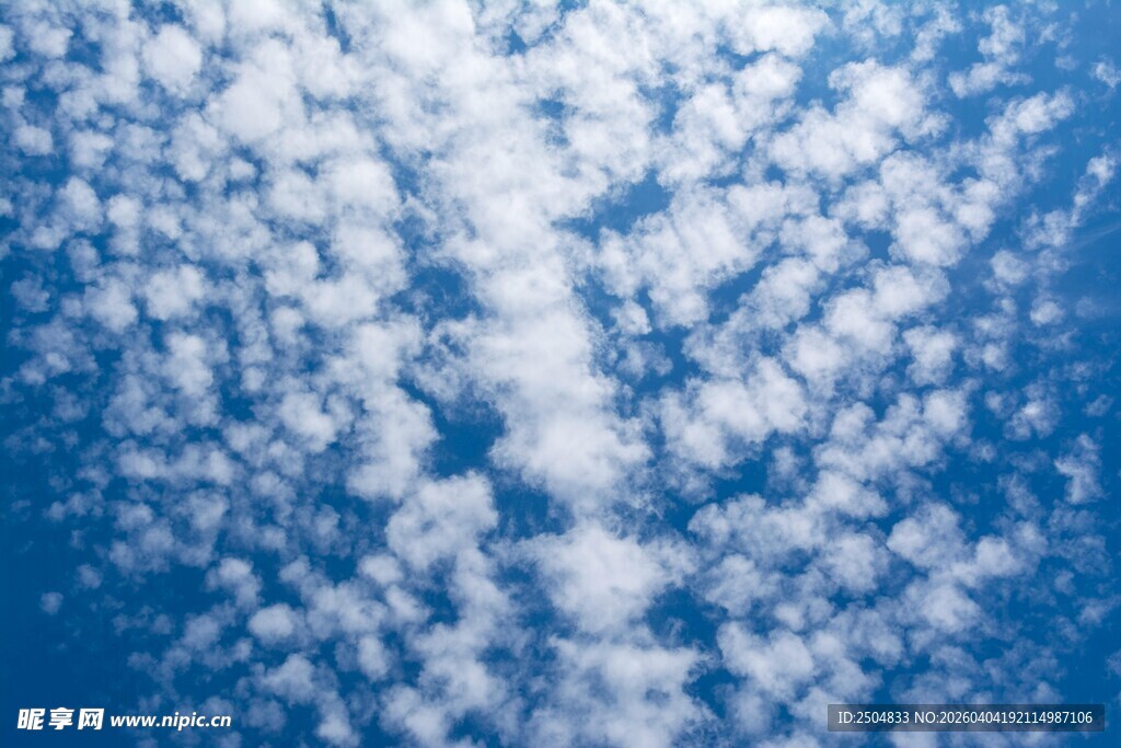 蓝天飘絮状白云