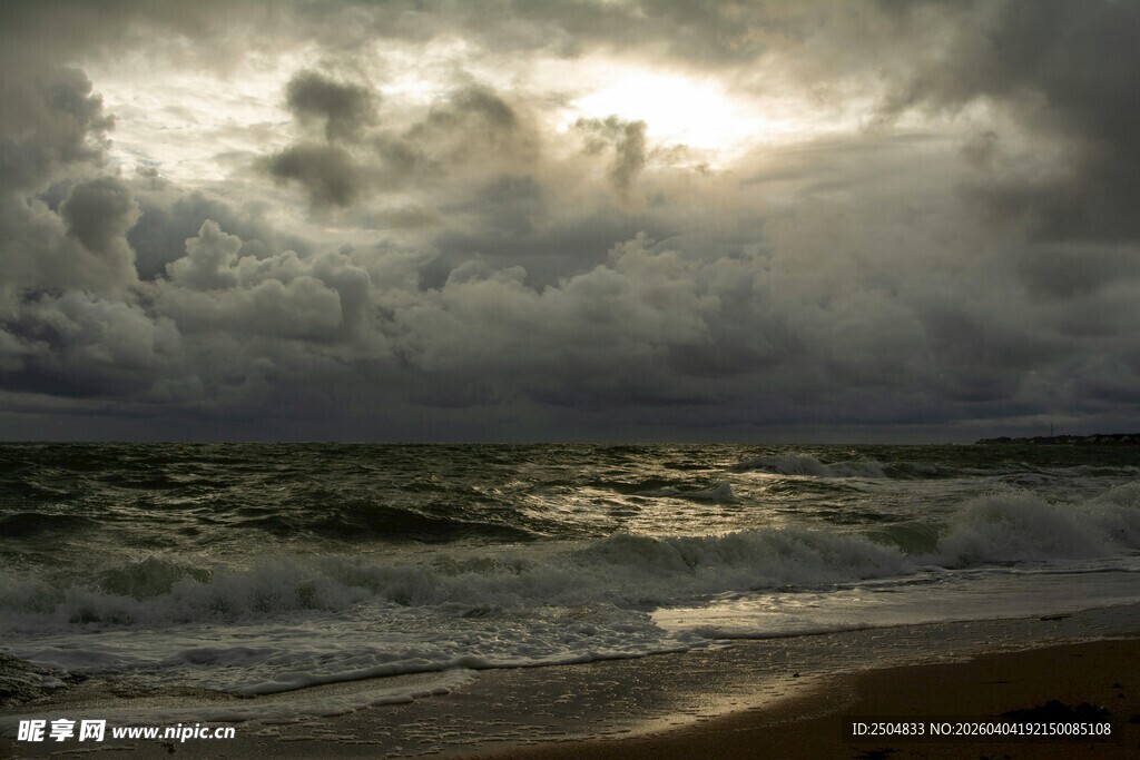 乌云下的汹涌海浪