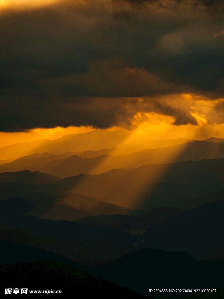 金色霞光穿透厚重云层