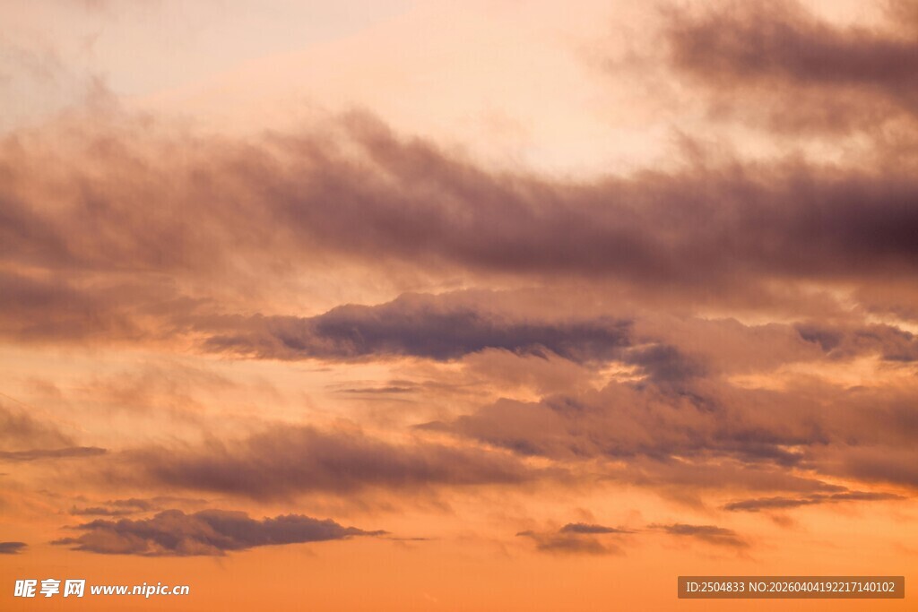 黄昏时分的绚烂天空