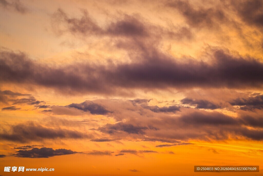 绚丽晚霞中的多彩云层