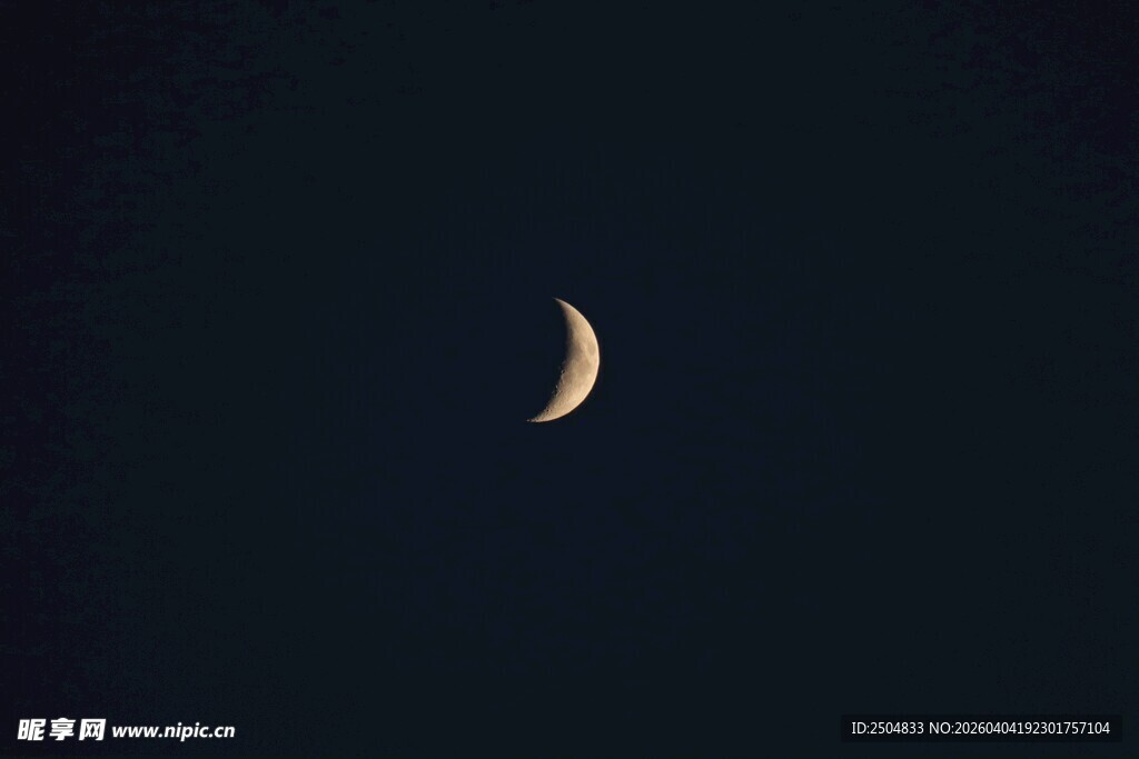 夜空中的弯弯新月