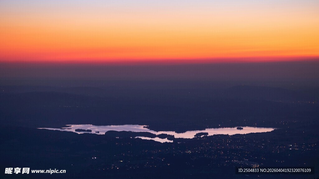 海上日出壮丽景观