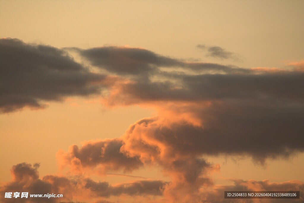 夕阳下的绚烂云彩