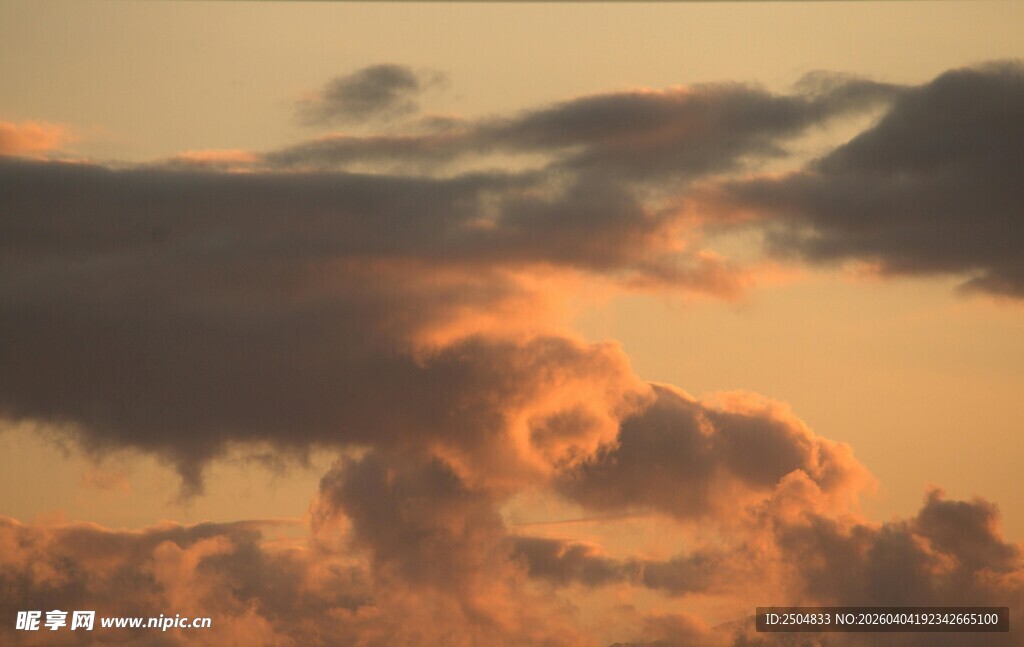 夕阳下的绚丽云朵