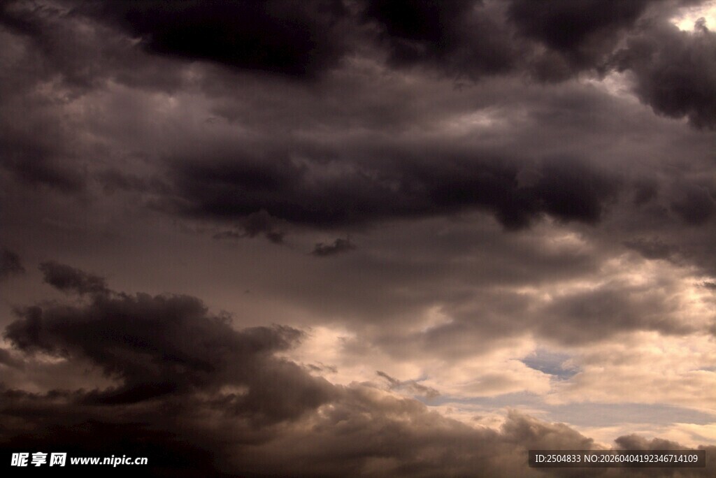 乌云密布的 沉天空