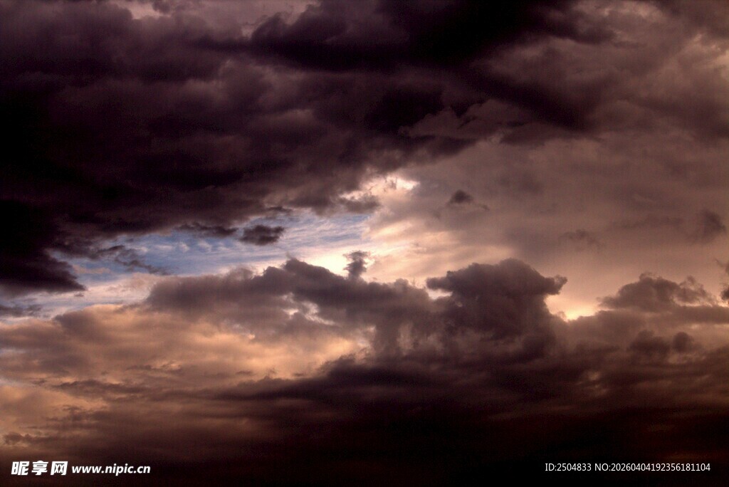 壮丽天空中的奇幻云层