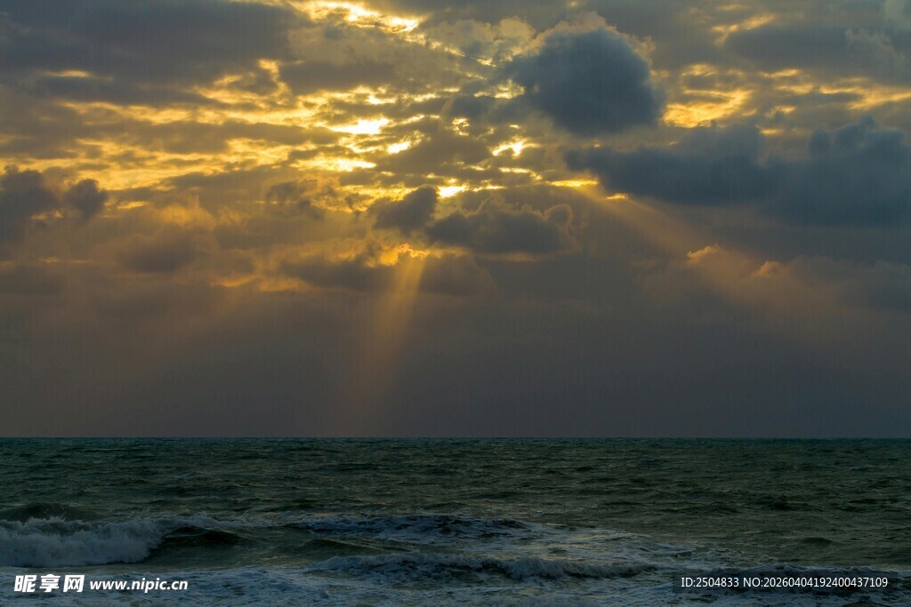 海上日落时的壮丽光影