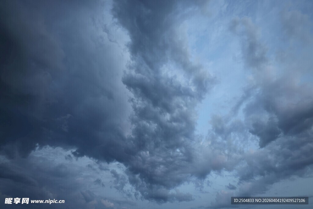 乌云密布的 沉天空