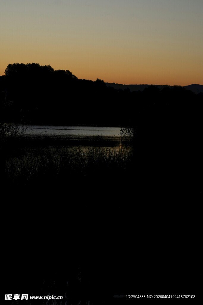 黄昏湖畔剪影