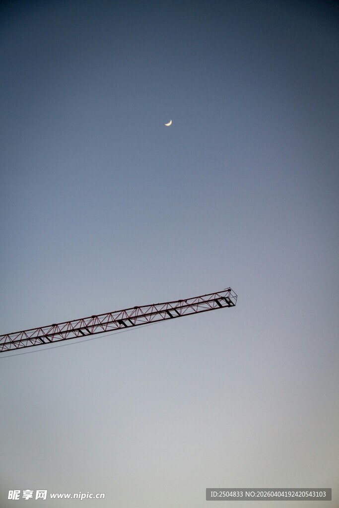 高空云梯与天际的月亮