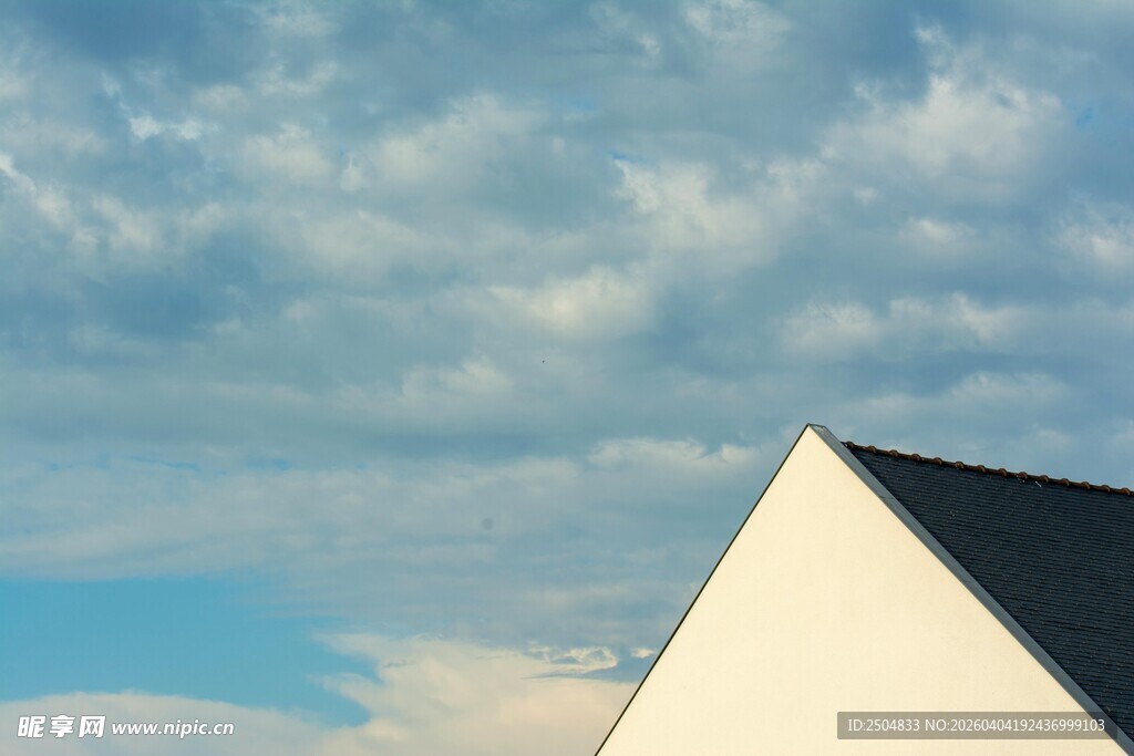 屋顶与蓝天云朵的景致