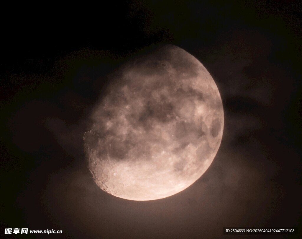 夜空中的明亮满月